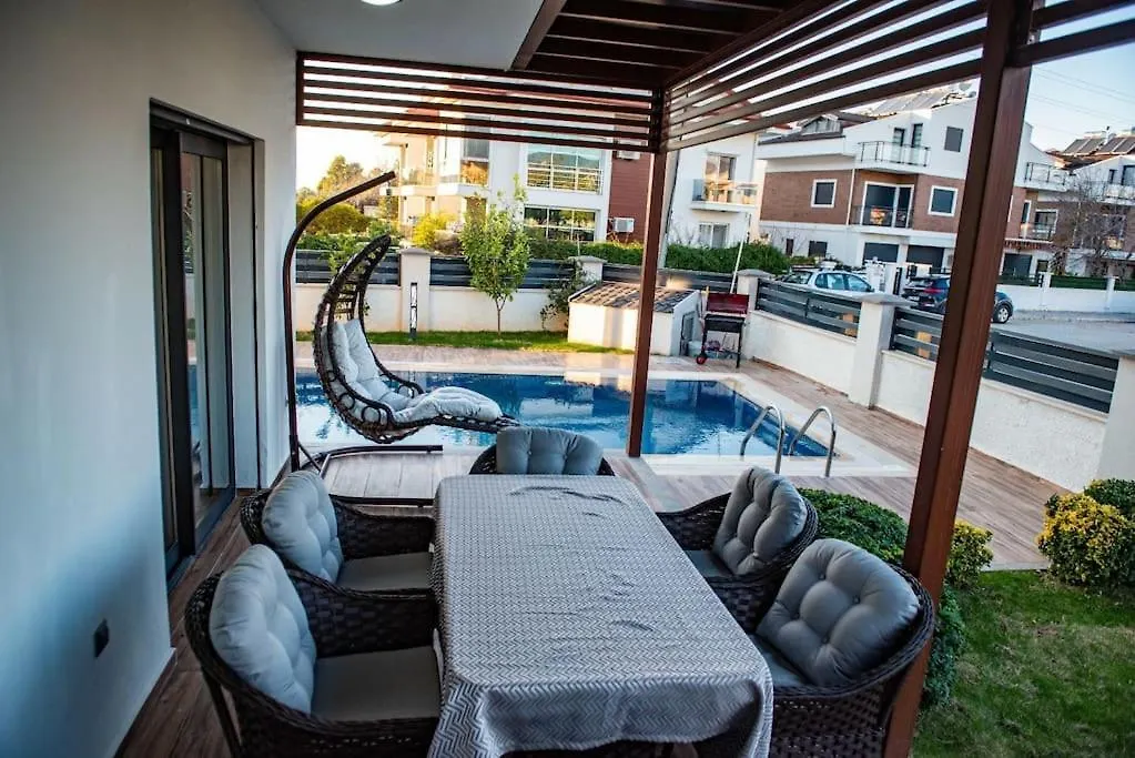 Merkezde Muhtesem Havuzlu Villa Fethiye