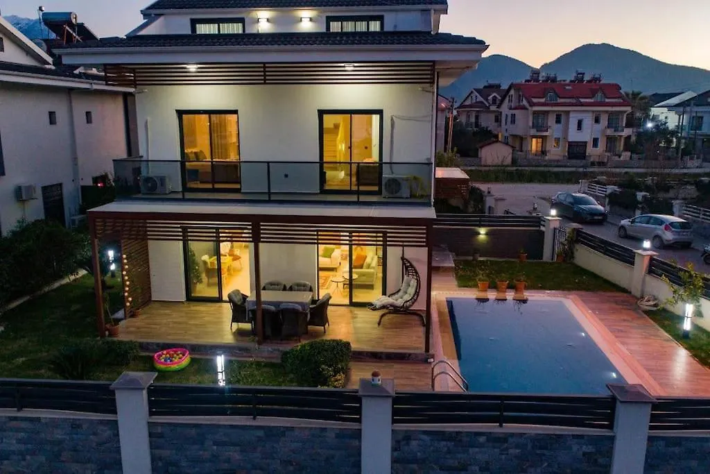 Merkezde Muhtesem Havuzlu Villa Fethiye 0*,