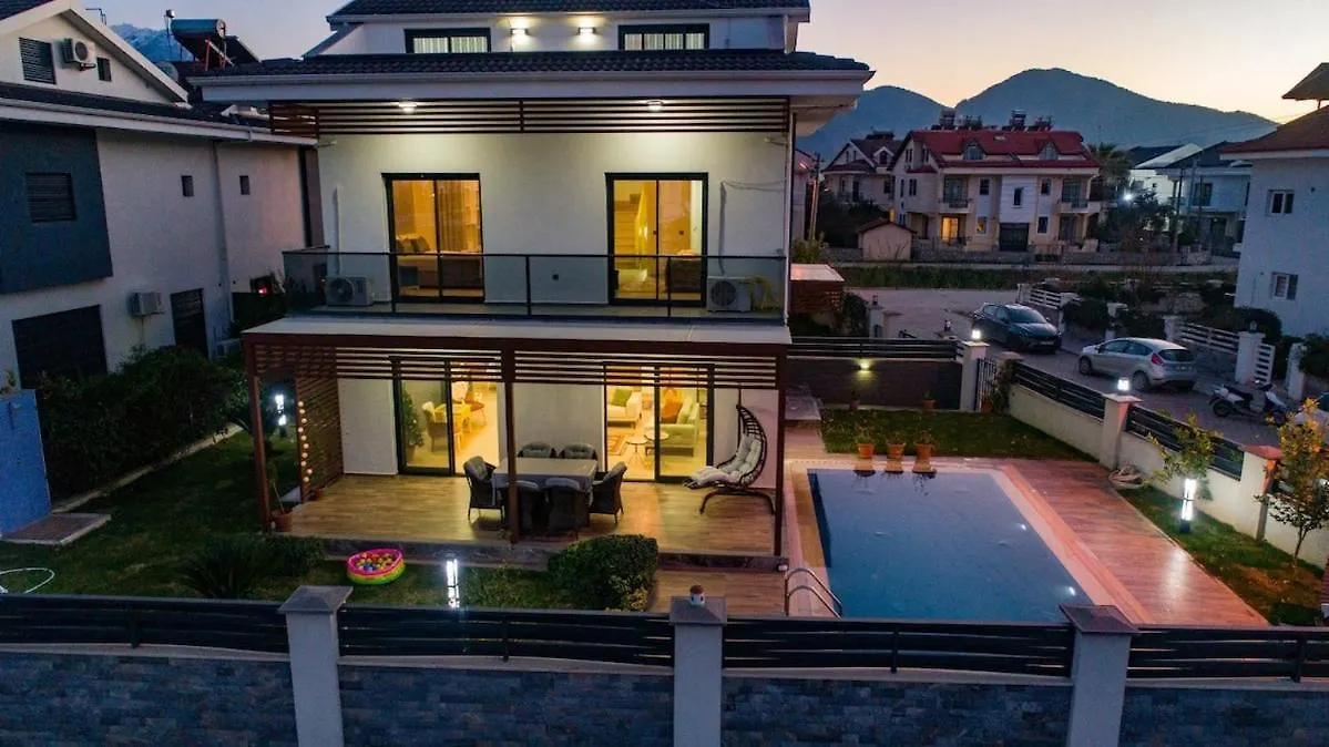 Merkezde Muhtesem Havuzlu Villa Fethiye