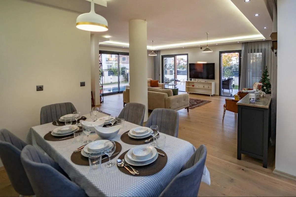 Merkezde Muhtesem Havuzlu Villa Fethiye