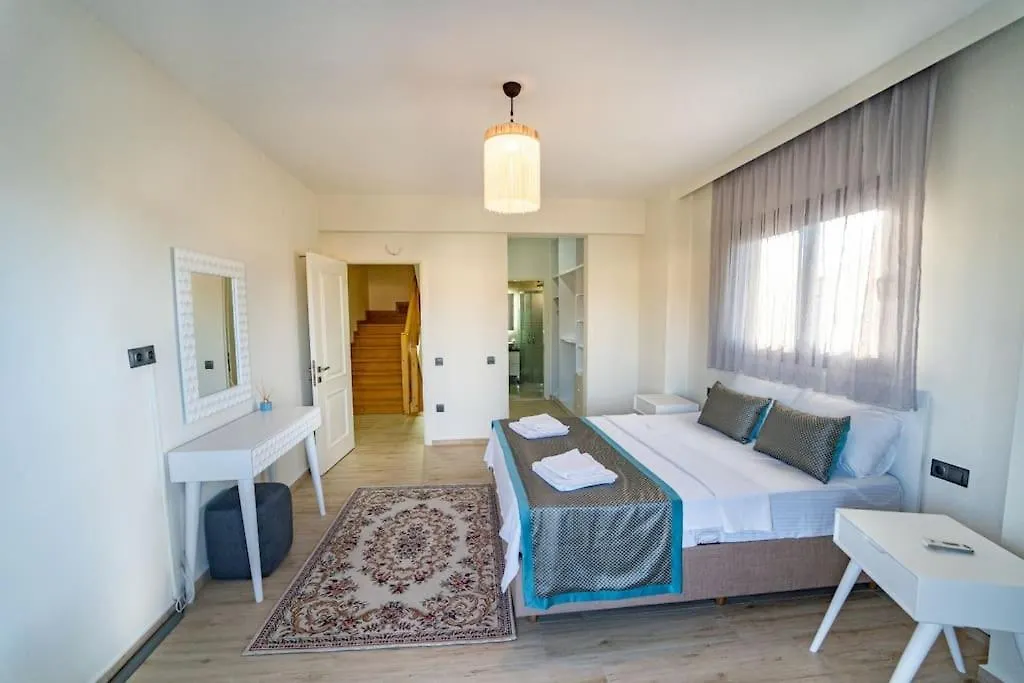 Merkezde Muhtesem Havuzlu Villa Fethiye