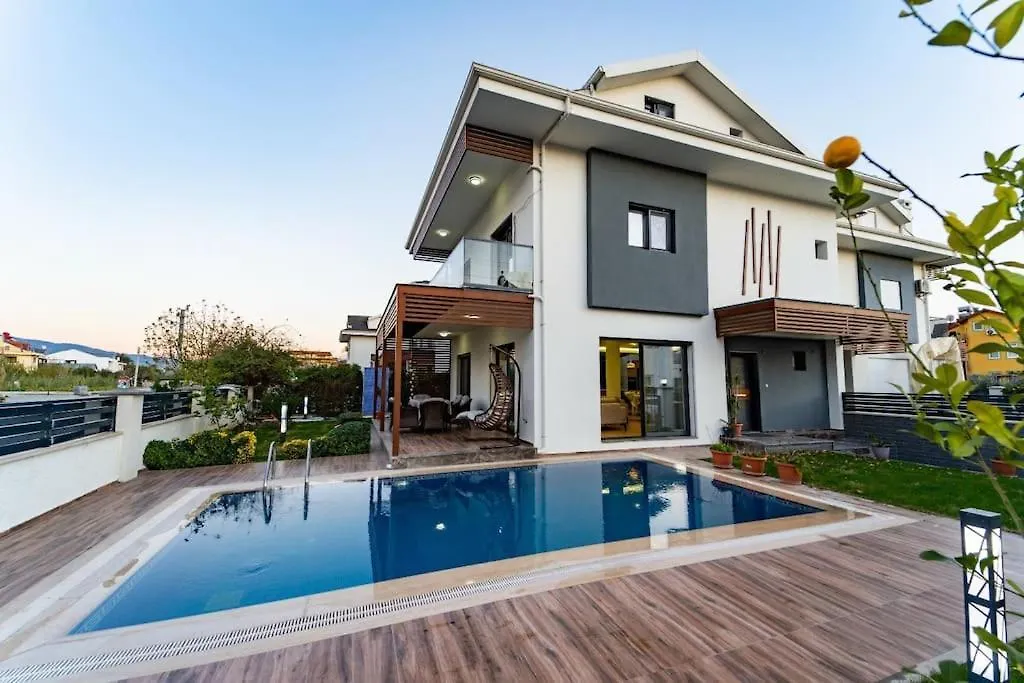 Merkezde Muhtesem Havuzlu Villa Fethiye