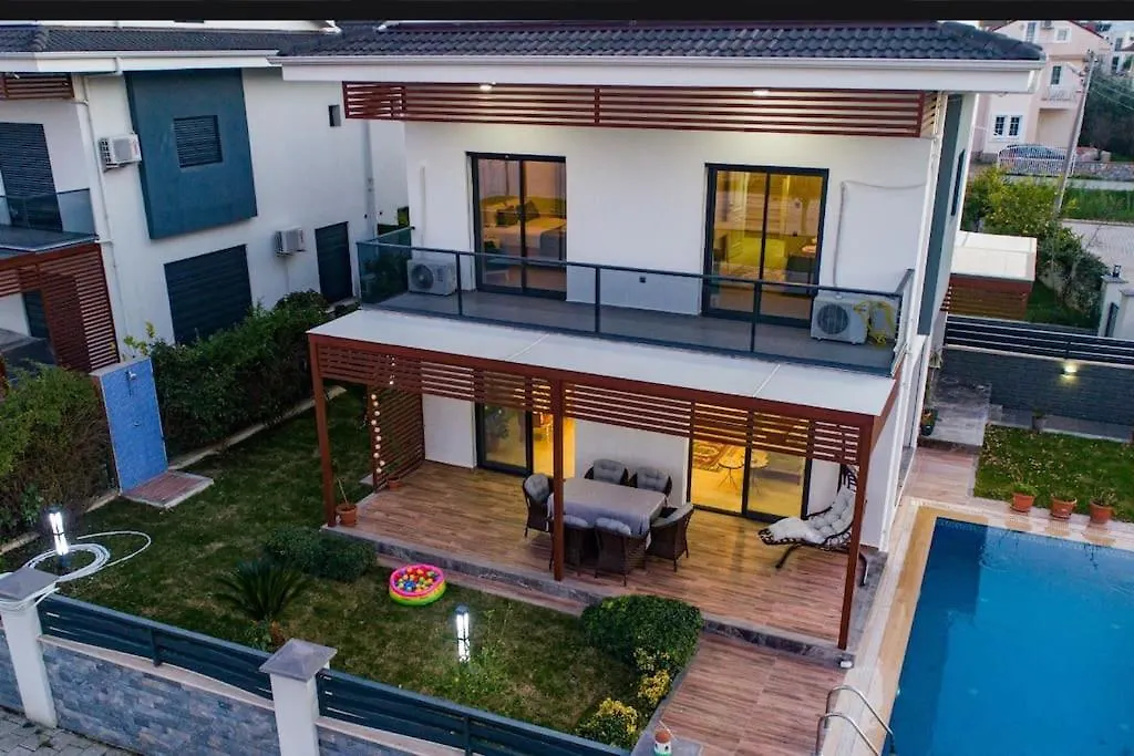 Merkezde Muhtesem Havuzlu Villa Fethiye