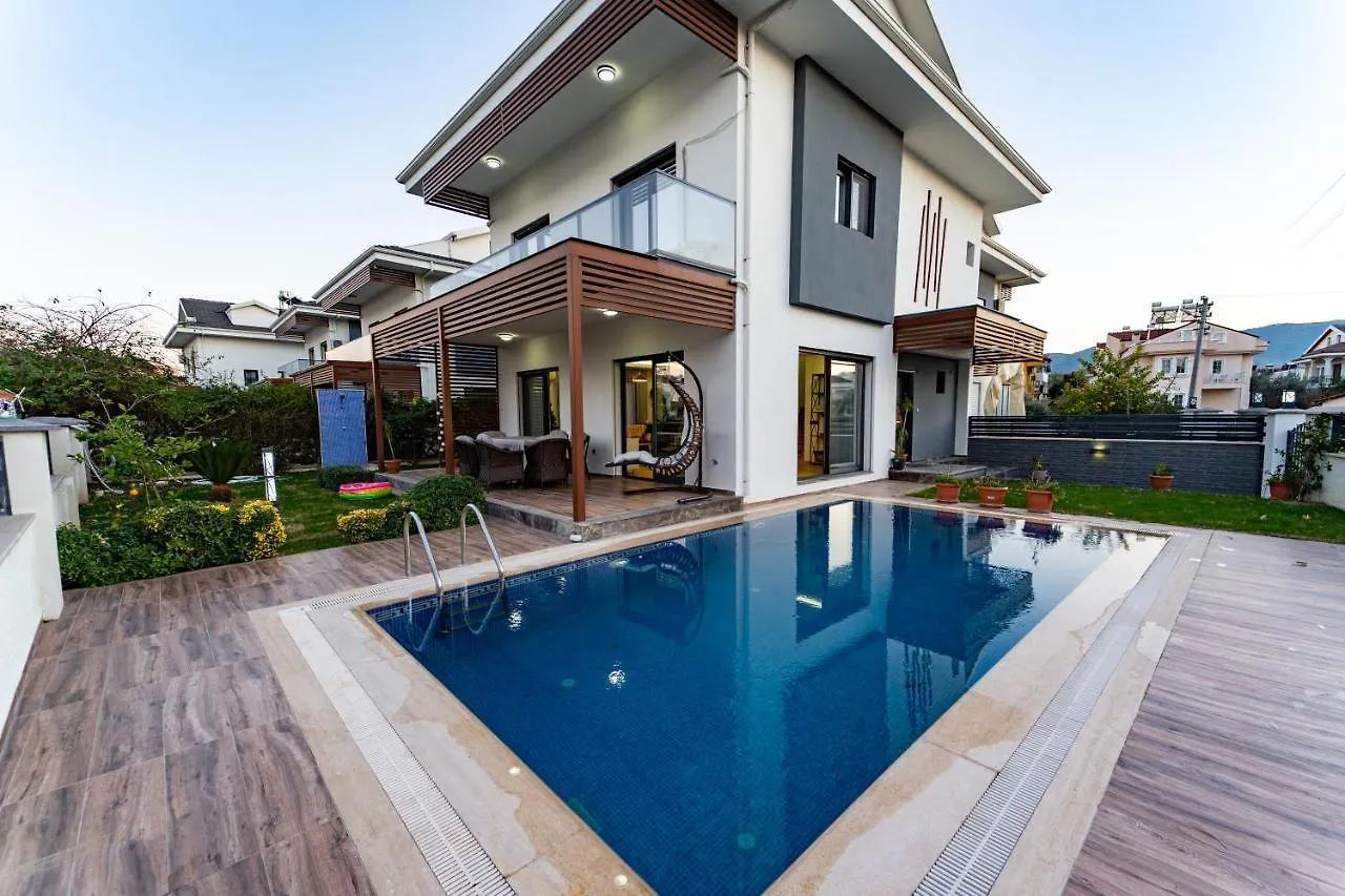 Merkezde Muhtesem Havuzlu Villa Fethiye