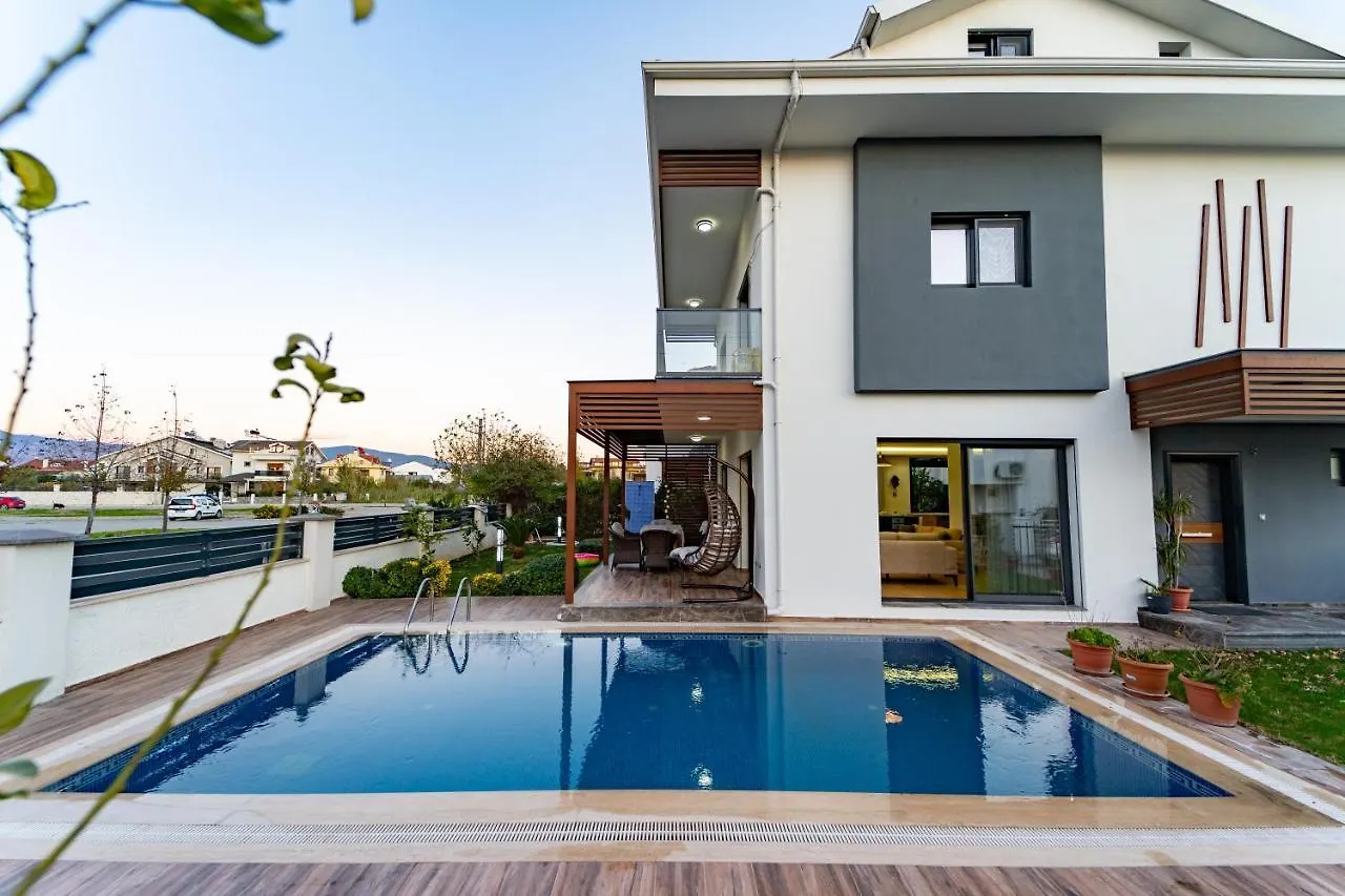 Merkezde Muhtesem Havuzlu Villa Fethiye