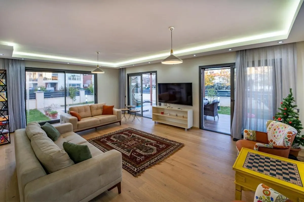 Merkezde Muhtesem Havuzlu Villa Fethiye