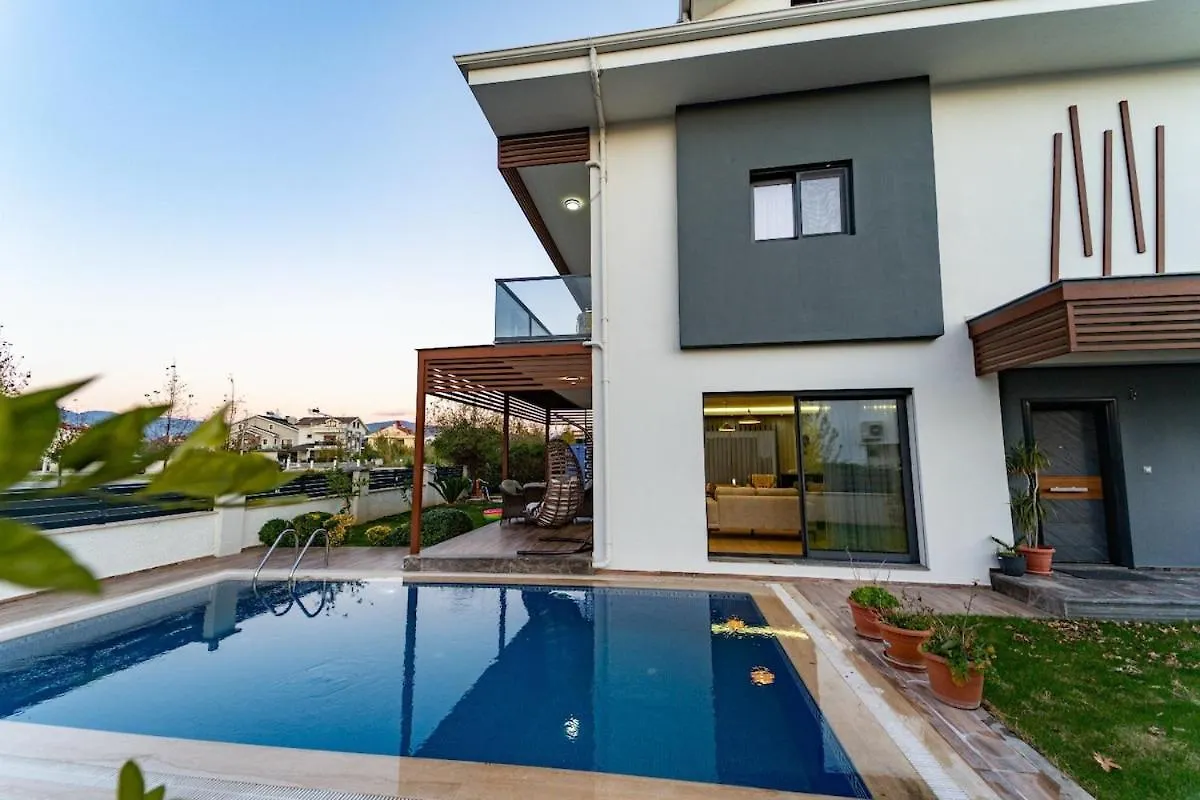 Merkezde Muhtesem Havuzlu Villa Fethiye